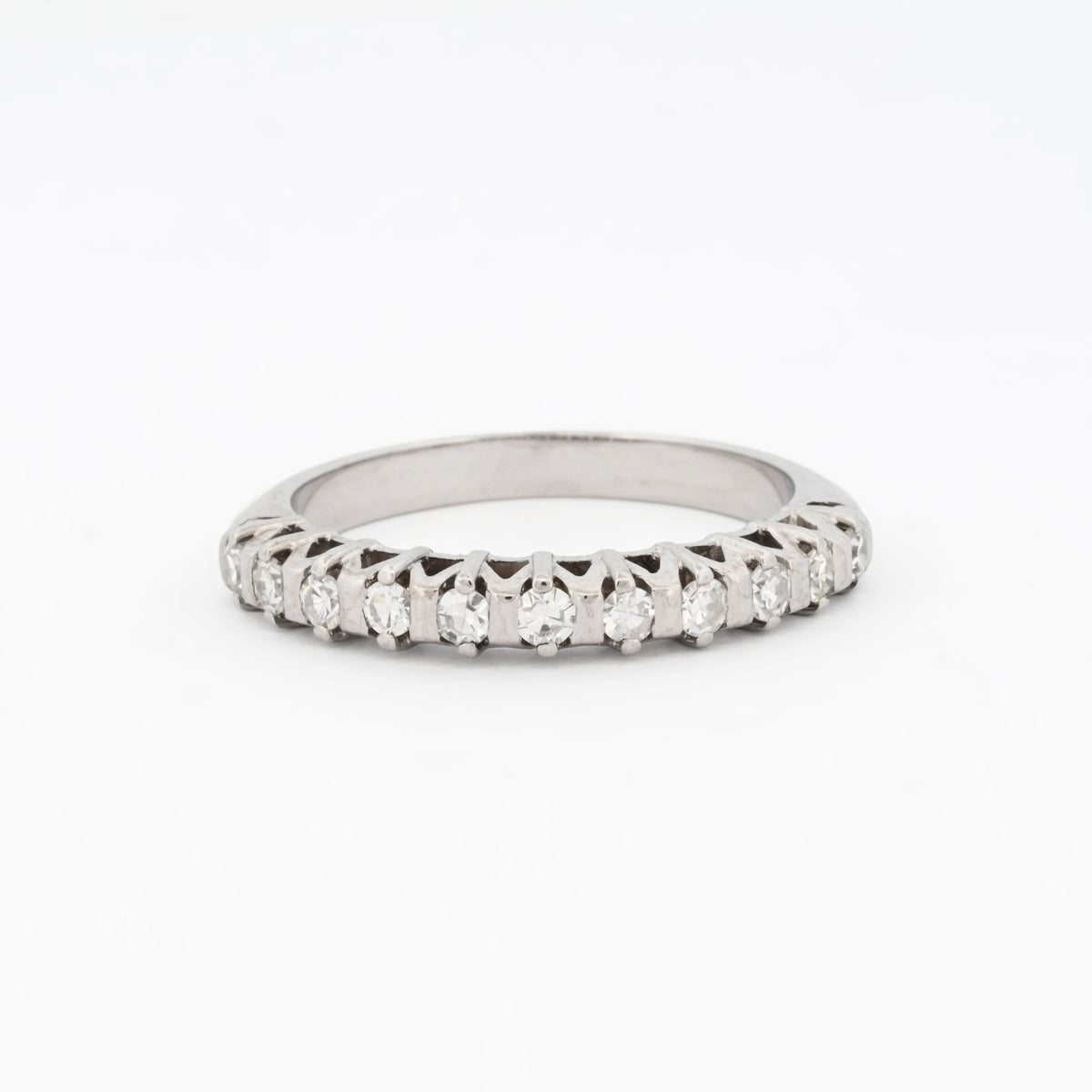 Comprar media alianza realizada en oro blanco 18kt con carril de 11 diamantes. Joyas acondicionadas. Envío GRATIS. Anillos de compromiso baratos. Ian'Or.

