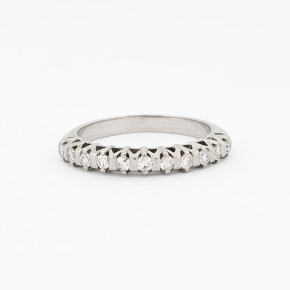 Comprar media alianza realizada en oro blanco 18kt con carril de 11 diamantes. Joyas acondicionadas. Envío GRATIS. Anillos de compromiso baratos. Ian'Or.

