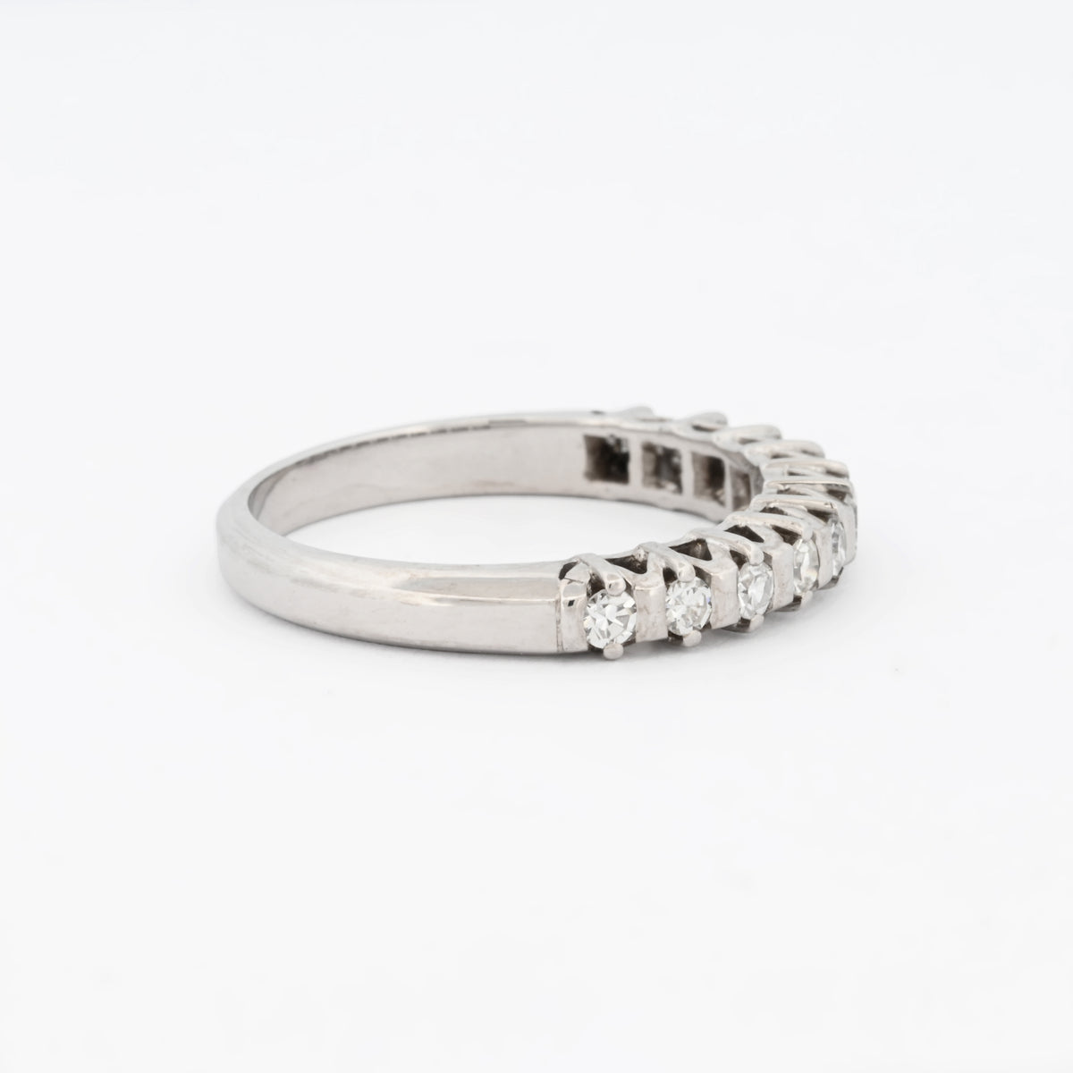 Comprar media alianza realizada en oro blanco 18kt con carril de 11 diamantes. Joyas acondicionadas. Envío GRATIS. Anillos de compromiso baratos. Ian'Or.

