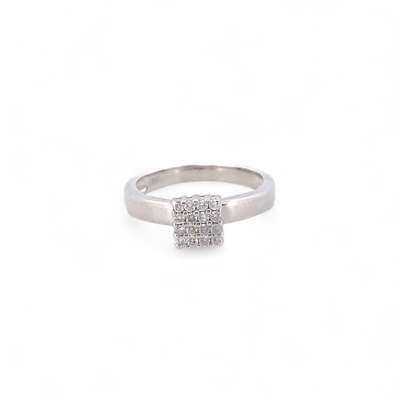 Comprar anillo realizado en oro blanco de 18kt con pavé cuadrado de 16 diamantes talla brillante. Joyería Ian'Or. Joyas acondicionadas. Envío GRATIS.

