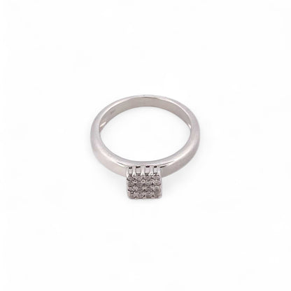 Comprar anillo realizado en oro blanco de 18kt con pavé cuadrado de 16 diamantes talla brillante. Joyería Ian'Or. Joyas acondicionadas. Envío GRATIS.

