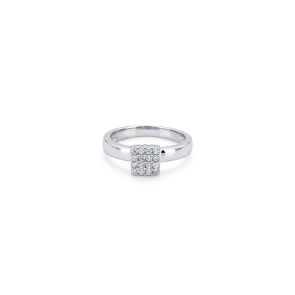 Comprar anillo realizado en oro blanco de 18kt con pavé cuadrado de 16 diamantes talla brillante. Joyería Ian'Or. Joyas acondicionadas. Envío GRATIS.
