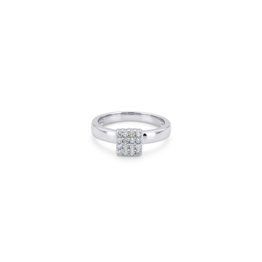 Comprar anillo realizado en oro blanco de 18kt con pavé cuadrado de 16 diamantes talla brillante. Joyería Ian'Or. Joyas acondicionadas. Envío GRATIS.
