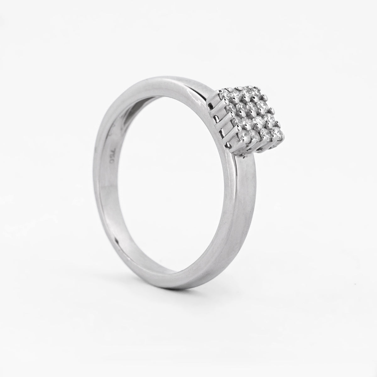 Comprar anillo realizado en oro blanco de 18kt con pavé cuadrado de 16 diamantes talla brillante. Joyería Ian'Or. Joyas acondicionadas. Envío GRATIS.