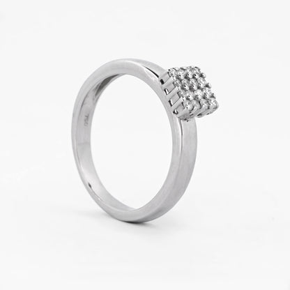 Comprar anillo realizado en oro blanco de 18kt con pavé cuadrado de 16 diamantes talla brillante. Joyería Ian'Or. Joyas acondicionadas. Envío GRATIS.