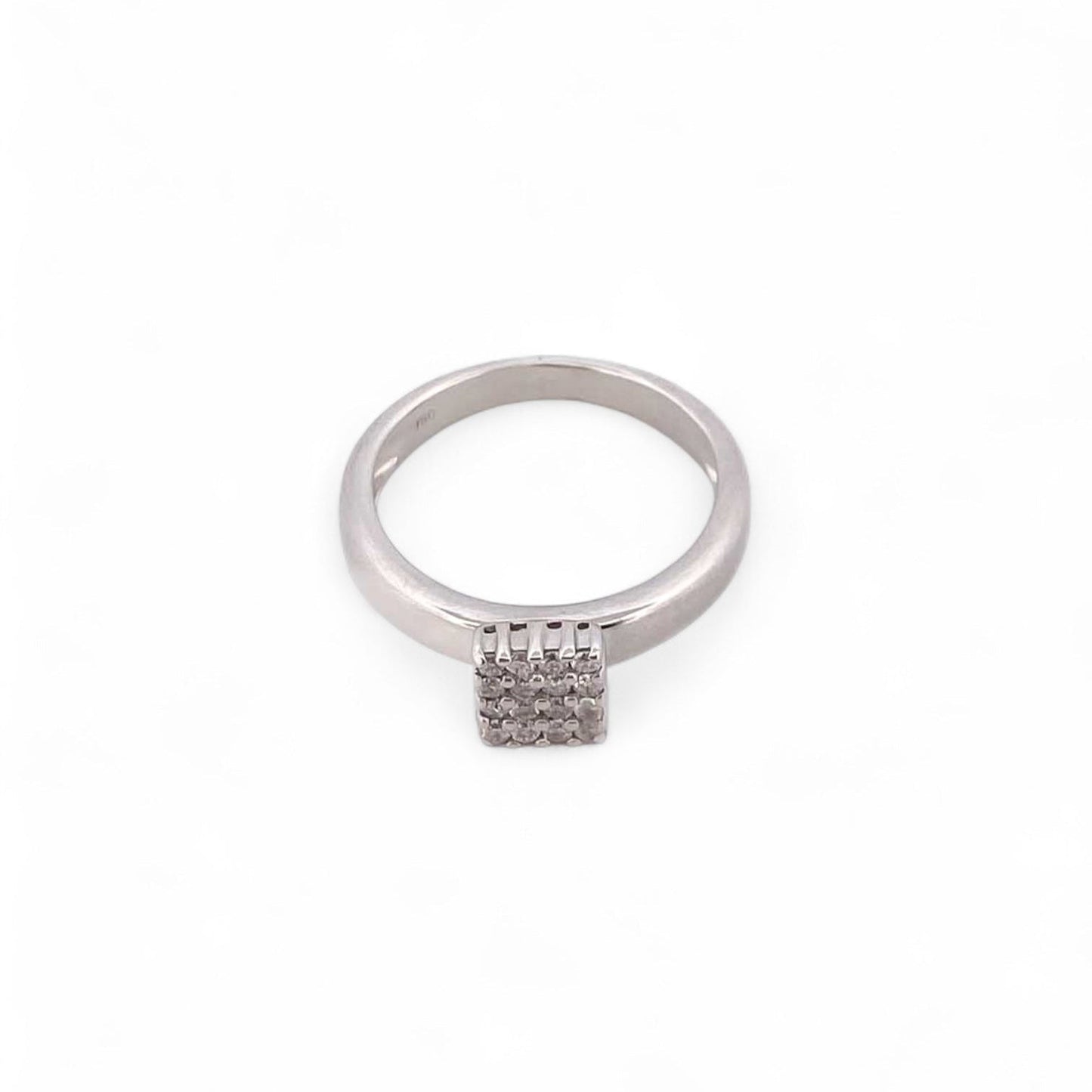 Comprar anillo realizado en oro blanco de 18kt con pavé cuadrado de 16 diamantes talla brillante. Joyería Ian'Or. Joyas acondicionadas. Envío GRATIS.

