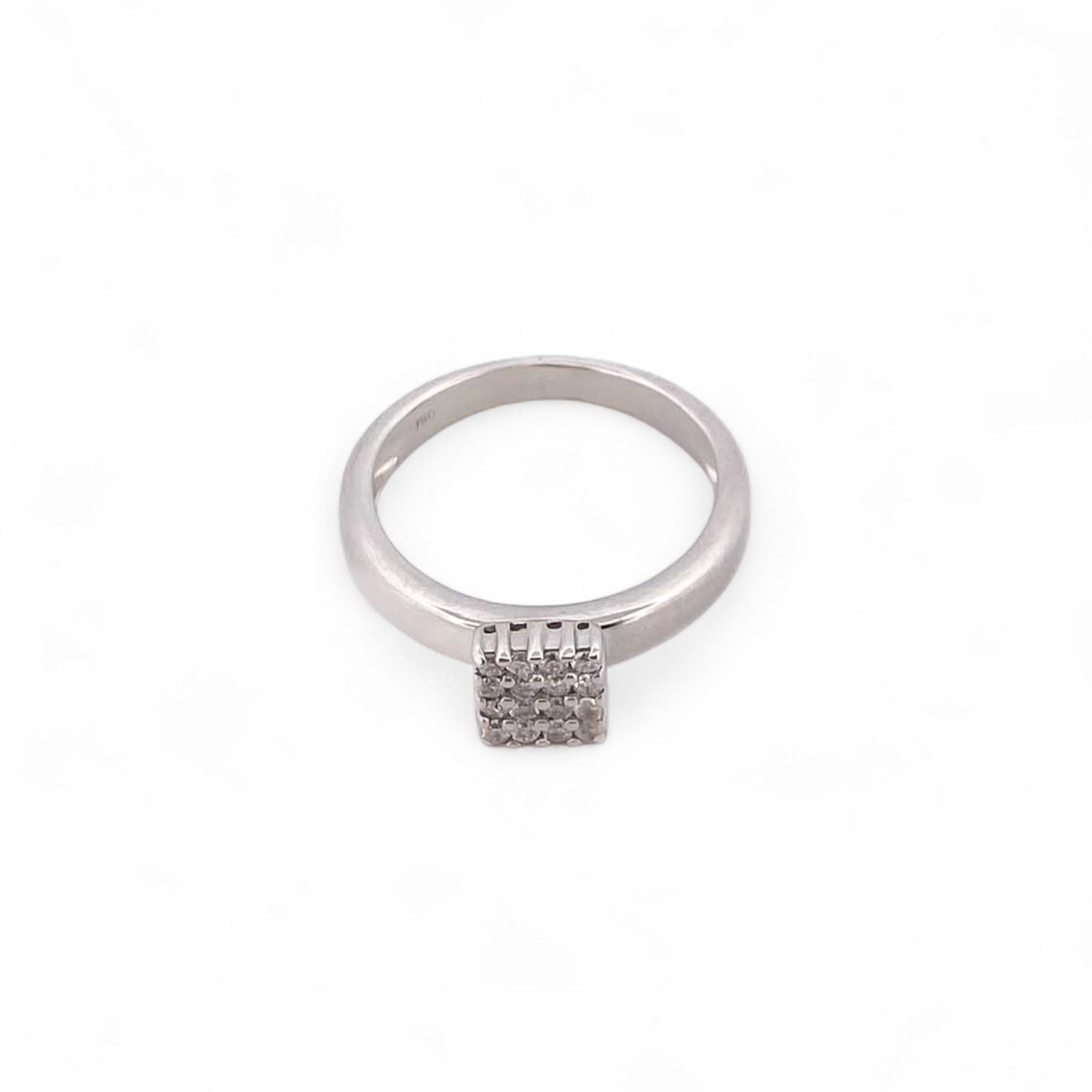 Comprar anillo realizado en oro blanco de 18kt con pavé cuadrado de 16 diamantes talla brillante. Joyería Ian'Or. Joyas acondicionadas. Envío GRATIS.

