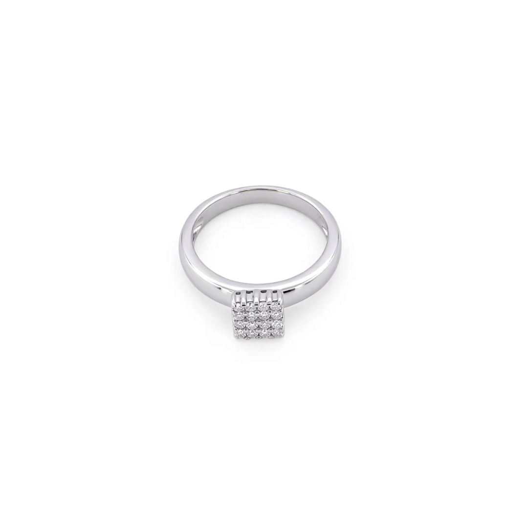 Comprar anillo realizado en oro blanco de 18kt con pavé cuadrado de 16 diamantes talla brillante. Joyería Ian'Or. Joyas acondicionadas. Envío GRATIS.