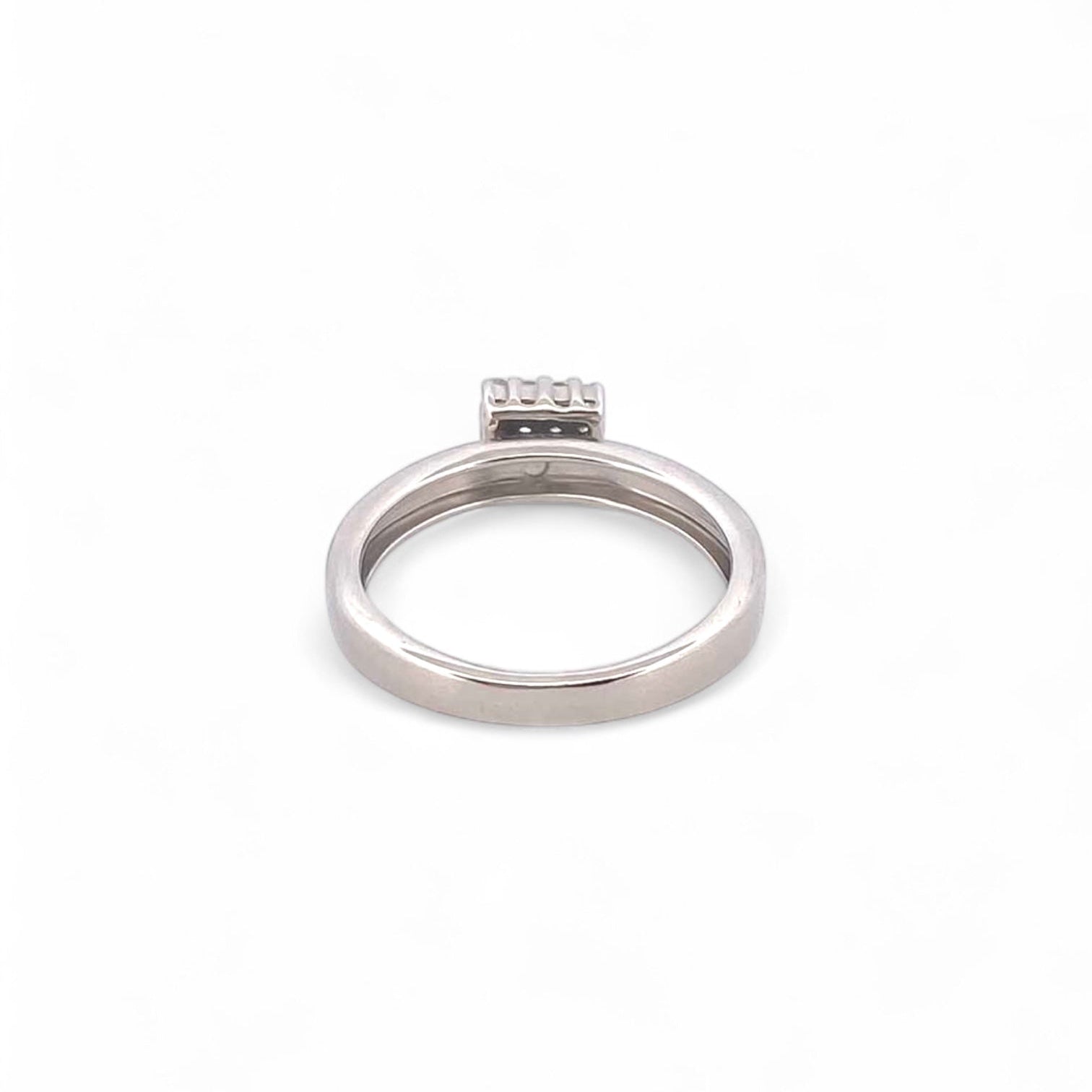 Comprar anillo realizado en oro blanco de 18kt con pavé cuadrado de 16 diamantes talla brillante. Joyería Ian'Or. Joyas acondicionadas. Envío GRATIS.

