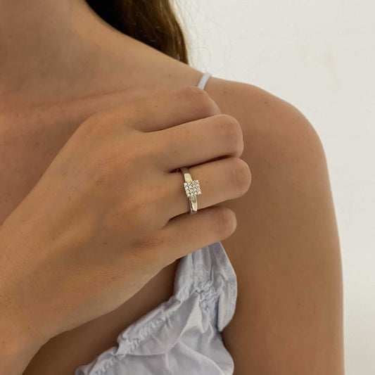 Comprar anillo realizado en oro blanco de 18kt con pavé cuadrado de 16 diamantes talla brillante. Joyería Ian'Or. Joyas acondicionadas. Envío GRATIS.
