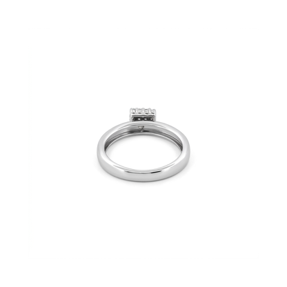 Comprar anillo realizado en oro blanco de 18kt con pavé cuadrado de 16 diamantes talla brillante. Joyería Ian'Or. Joyas acondicionadas. Envío GRATIS.