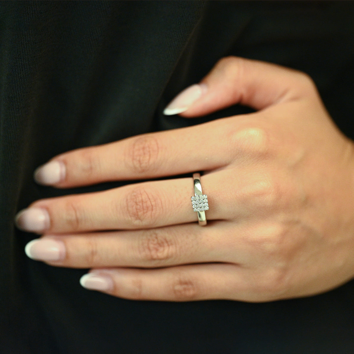 Comprar anillo realizado en oro blanco de 18kt con pavé cuadrado de 16 diamantes talla brillante. Joyería Ian'Or. Joyas acondicionadas. Envío GRATIS.