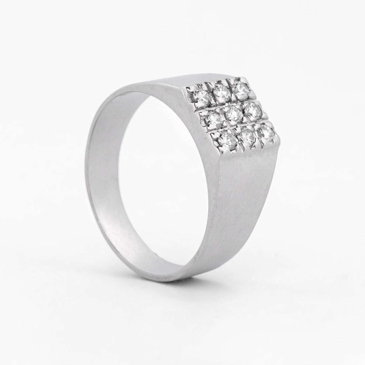 Comprar anillo tipo sello realizado en oro blanco de 18kt con pavé de 9 diamantes talla brillante. Joyas con diamantes baratas. Joyería Ian'Or. Envío Gratis.