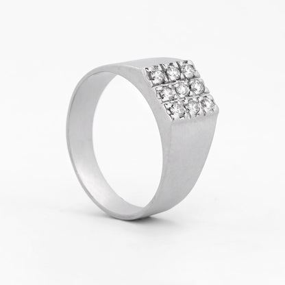 Comprar anillo tipo sello realizado en oro blanco de 18kt con pavé de 9 diamantes talla brillante. Joyas con diamantes baratas. Joyería Ian'Or. Envío Gratis.