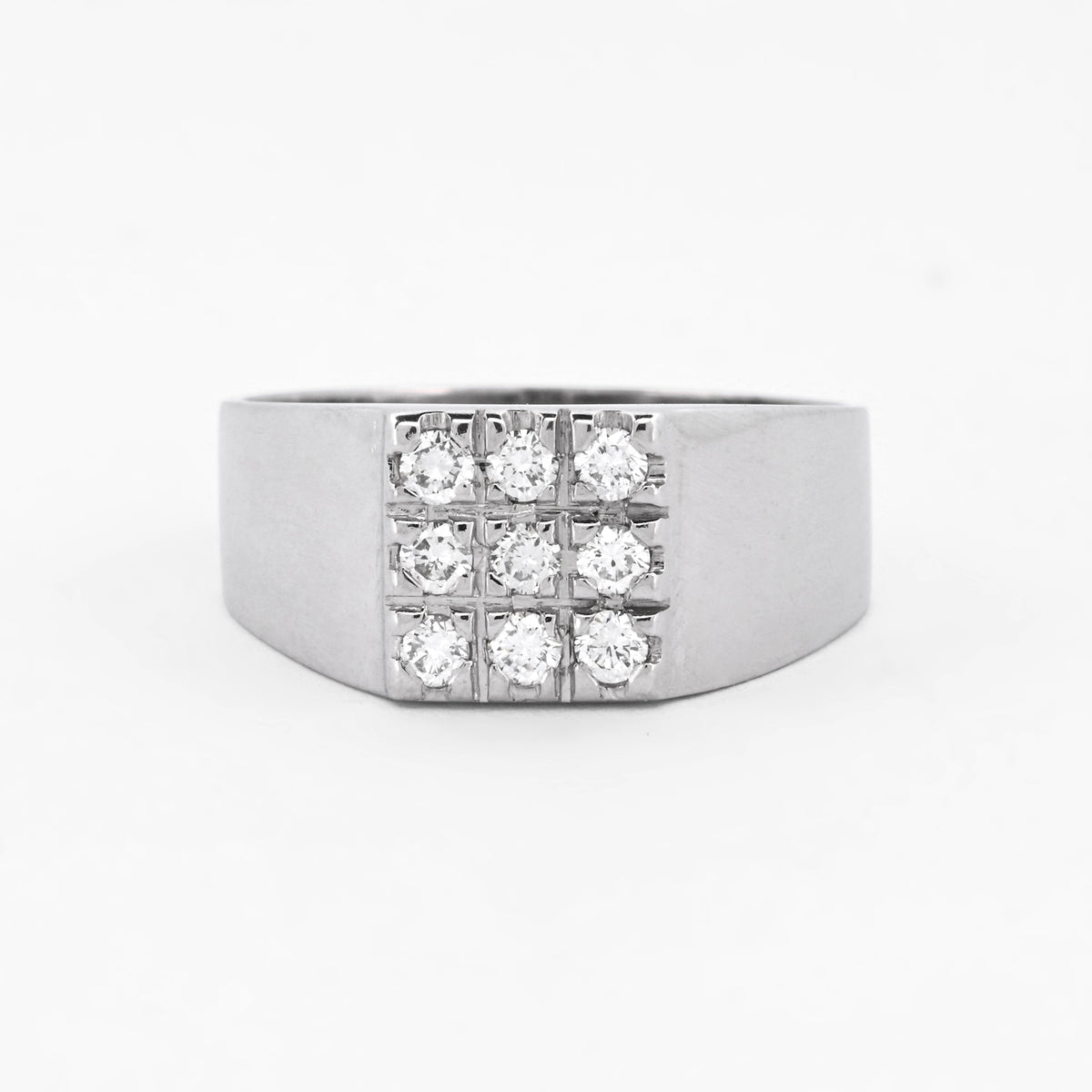 Comprar anillo tipo sello realizado en oro blanco de 18kt con pavé de 9 diamantes talla brillante. Joyas con diamantes baratas. Joyería Ian'Or. Envío Gratis.