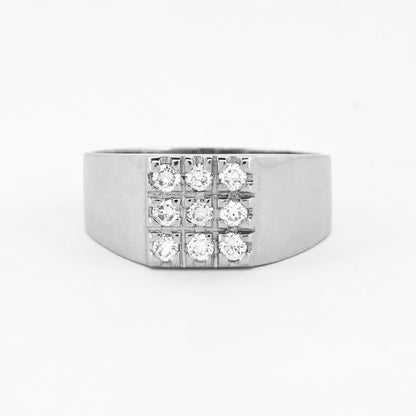 Comprar anillo tipo sello realizado en oro blanco de 18kt con pavé de 9 diamantes talla brillante. Joyas con diamantes baratas. Joyería Ian'Or. Envío Gratis.