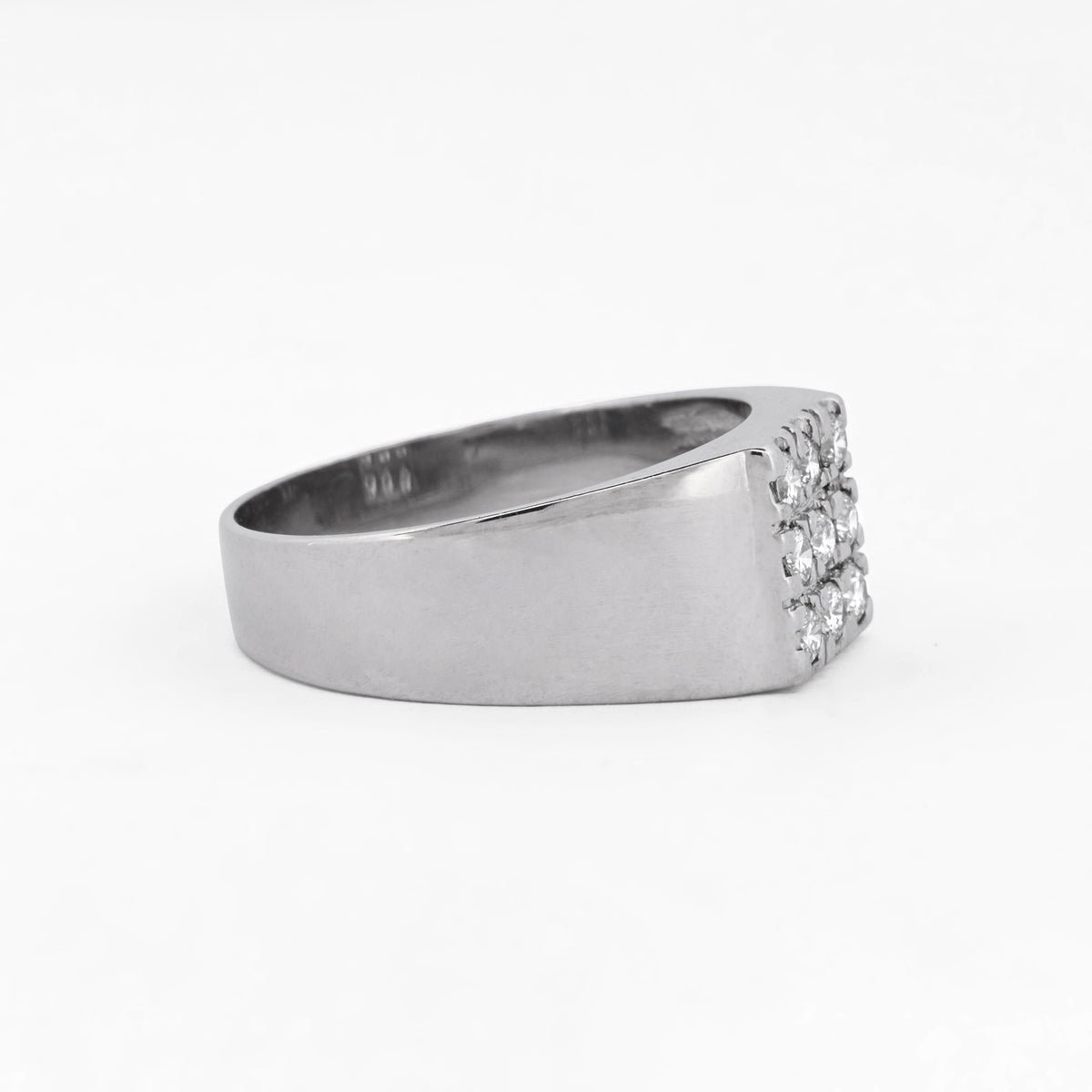 Comprar anillo tipo sello realizado en oro blanco de 18kt con pavé de 9 diamantes talla brillante. Joyas con diamantes baratas. Joyería Ian'Or. Envío Gratis.