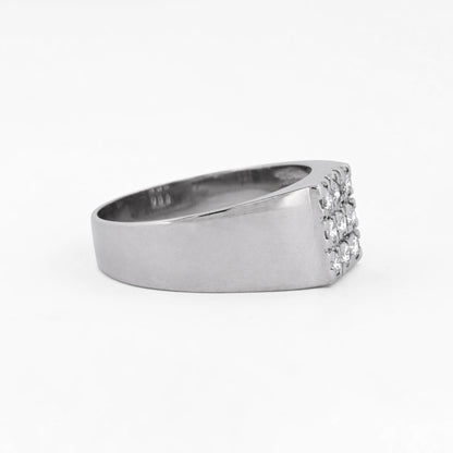 Comprar anillo tipo sello realizado en oro blanco de 18kt con pavé de 9 diamantes talla brillante. Joyas con diamantes baratas. Joyería Ian'Or. Envío Gratis.