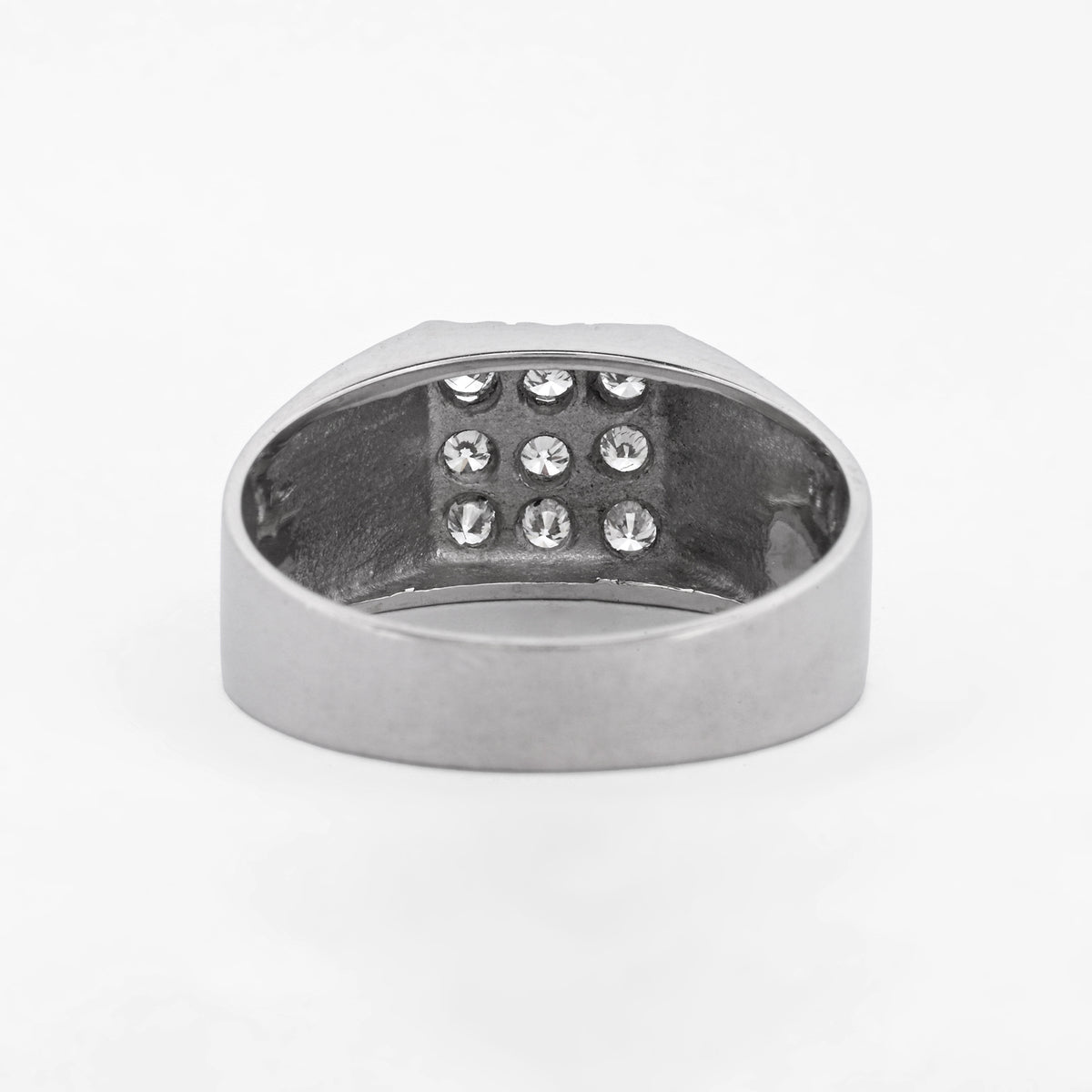 Comprar anillo tipo sello realizado en oro blanco de 18kt con pavé de 9 diamantes talla brillante. Joyas con diamantes baratas. Joyería Ian'Or. Envío Gratis.