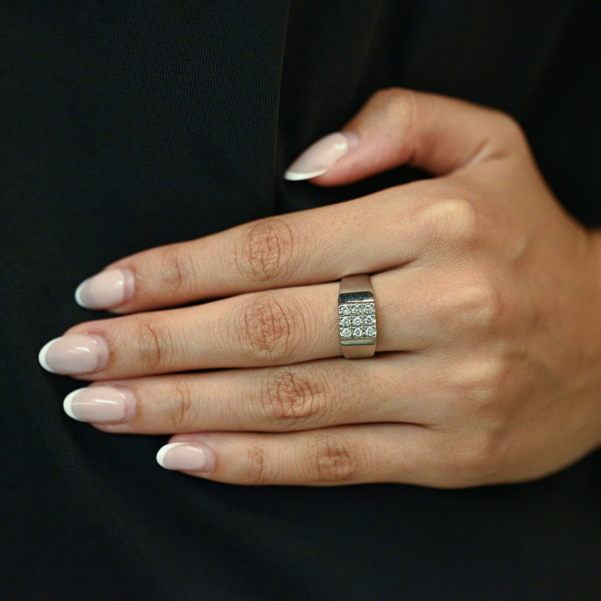 Comprar anillo tipo sello realizado en oro blanco de 18kt con pavé de 9 diamantes talla brillante. Joyas con diamantes baratas. Joyería Ian'Or. Envío Gratis.