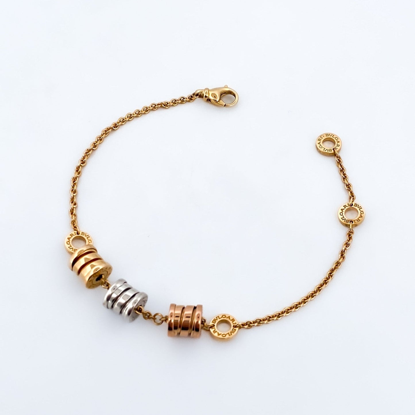 Comprar pulsera Bvlgari modelo B.zero realizada en oro amarillo, blanco y rosa de 18kt. Cierre tipo mosquetón. Joyas Bvlgari. Joyería Ian'Or. Envio GRATIS.