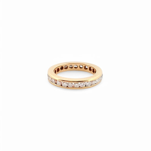 Alianza completa realizada en oro amarillo de 18kt con carril de diamantes talla brillante de 0,04ct cada uno. Anillos de compromiso baratos. Envío gratuito.