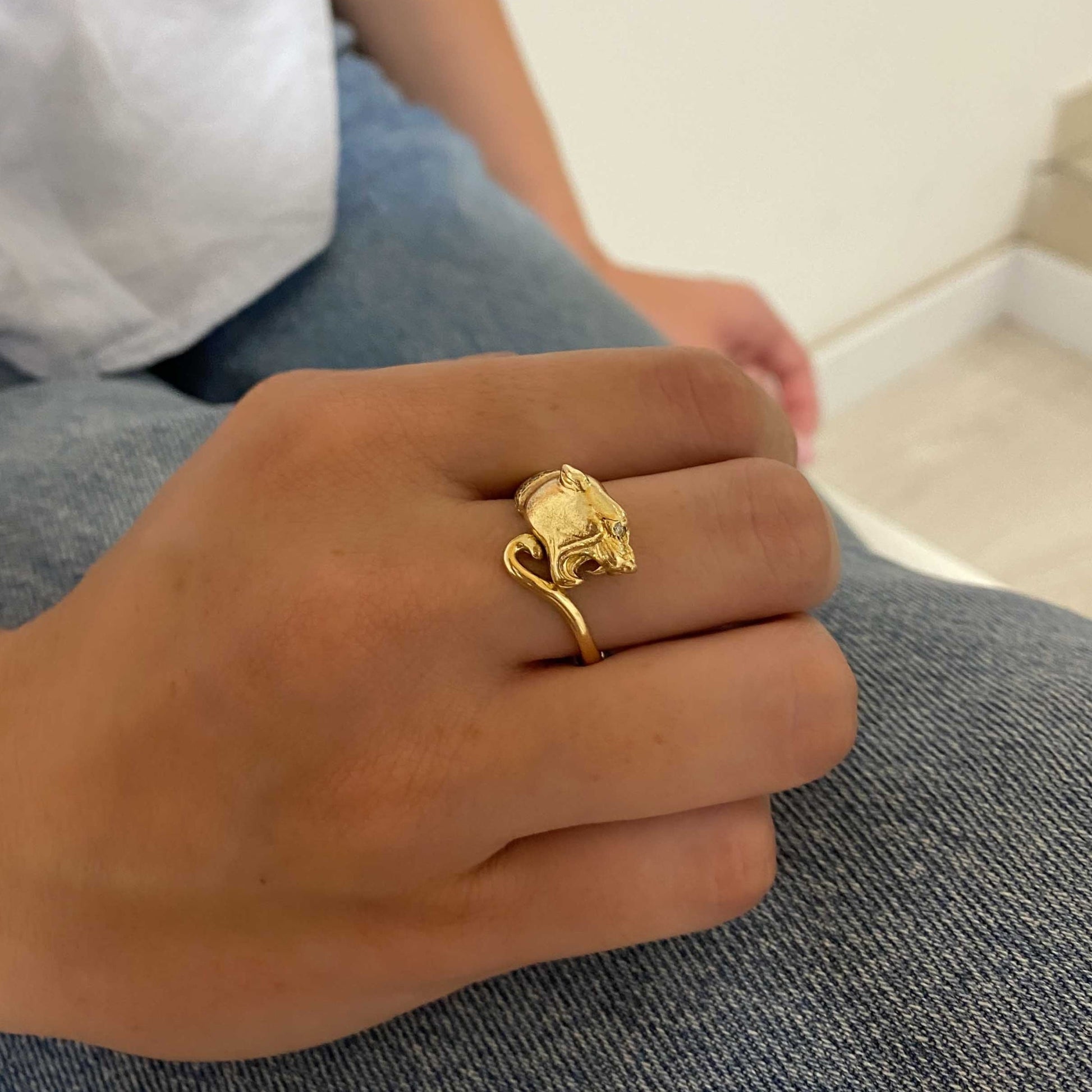 Comprar sortija de pantera realizada en oro amarillo de 18kt con 7 diamantes talla brillante. Joyería compro oro Ian'Or. Anillo pantera. Envío GRATIS.