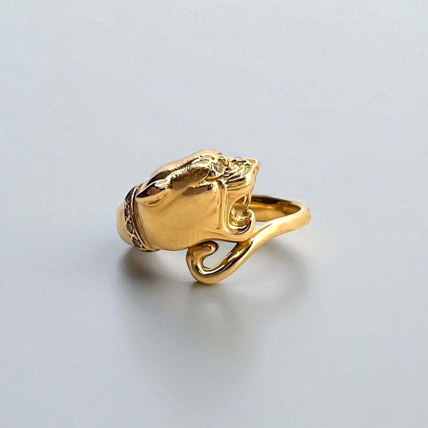 Comprar sortija de pantera realizada en oro amarillo de 18kt con 7 diamantes talla brillante. Joyería compro oro Ian'Or. Anillo pantera. Envío GRATIS.
