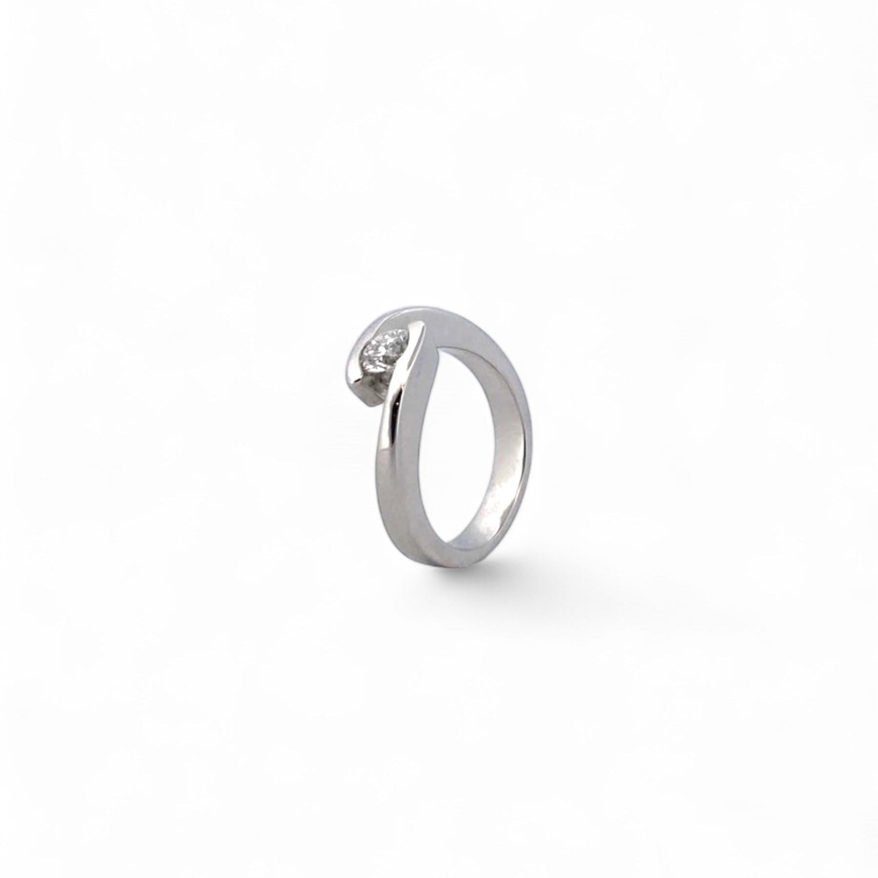 Comprar solitario realizado en oro blanco y diamante talla brillante engastado en dos brazos Joyas restauradas. Joyería compro oro Ian'Or. Envío GRATIS.

