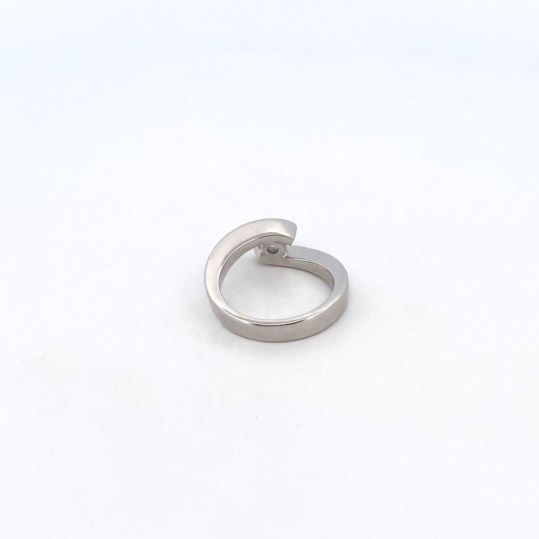 Comprar solitario realizado en oro blanco y diamante talla brillante engastado en dos brazos Joyas restauradas. Joyería compro oro Ian'Or. Envío GRATIS.

