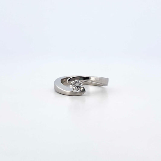 Comprar solitario realizado en oro blanco y diamante talla brillante engastado en dos brazos Joyas restauradas. Joyería compro oro Ian'Or. Envío GRATIS.


