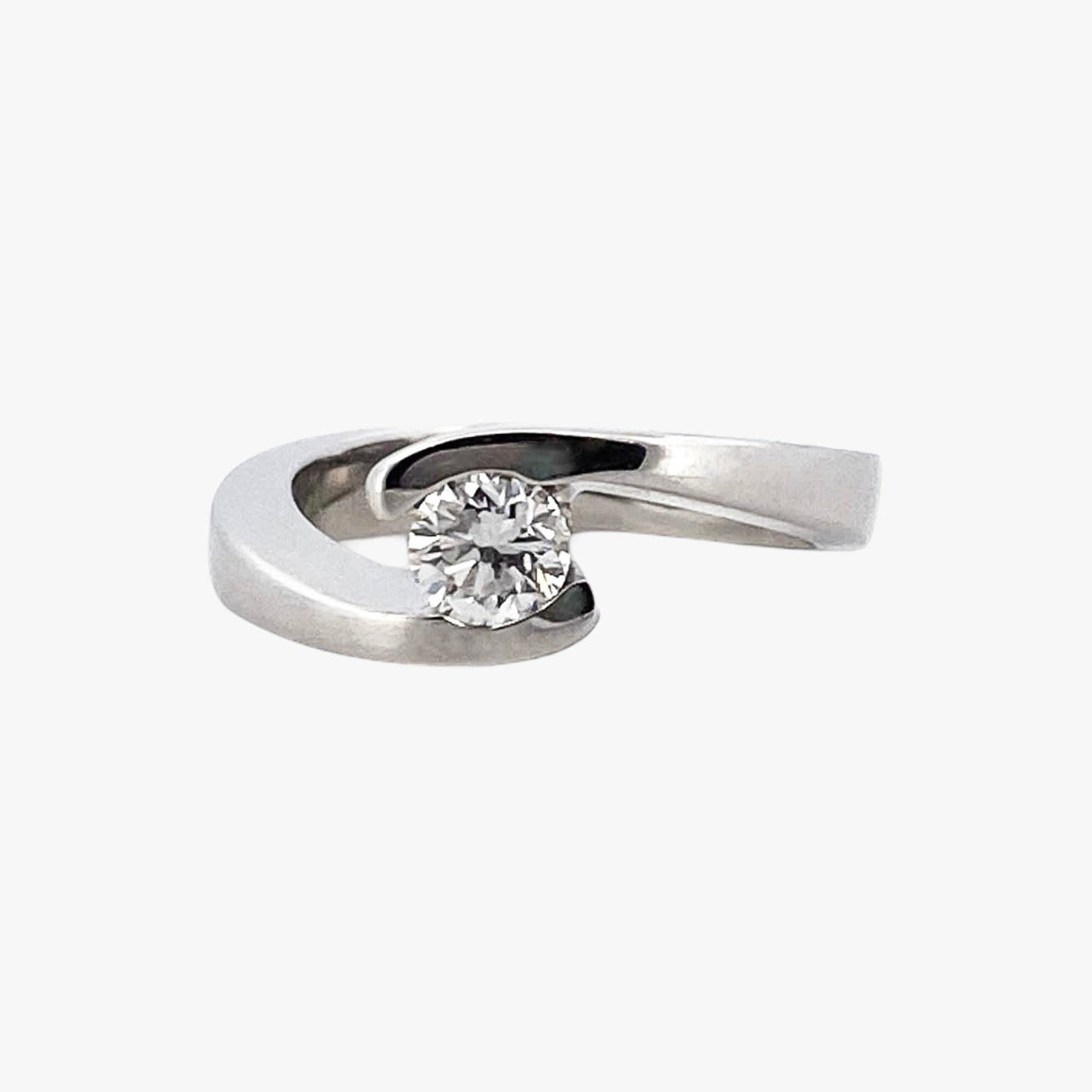 Comprar solitario realizado en oro blanco y diamante talla brillante engastado en dos brazos Joyas restauradas. Joyería compro oro Ian'Or. Envío GRATIS.