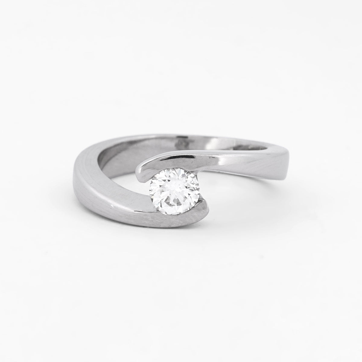 Comprar solitario realizado en oro blanco y diamante talla brillante engastado en dos brazos Joyas restauradas. Joyería compro oro Ian'Or. Envío GRATIS.