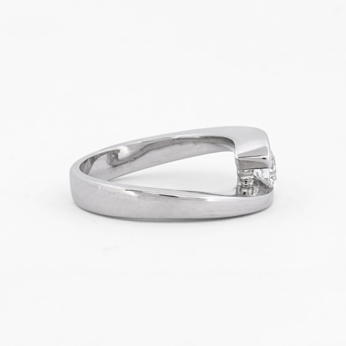 Comprar solitario realizado en oro blanco y diamante talla brillante engastado en dos brazos Joyas restauradas. Joyería compro oro Ian'Or. Envío GRATIS.