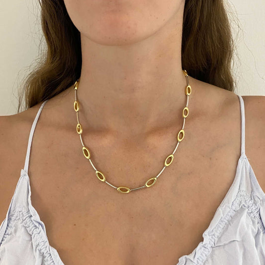 Comprar collar semirrígido realizado en oro blanco y amarillo de 18kt. Cierre de cajón y un brazo de seguridad. Joyería Compro Oro Barcelona. Ian'Or.