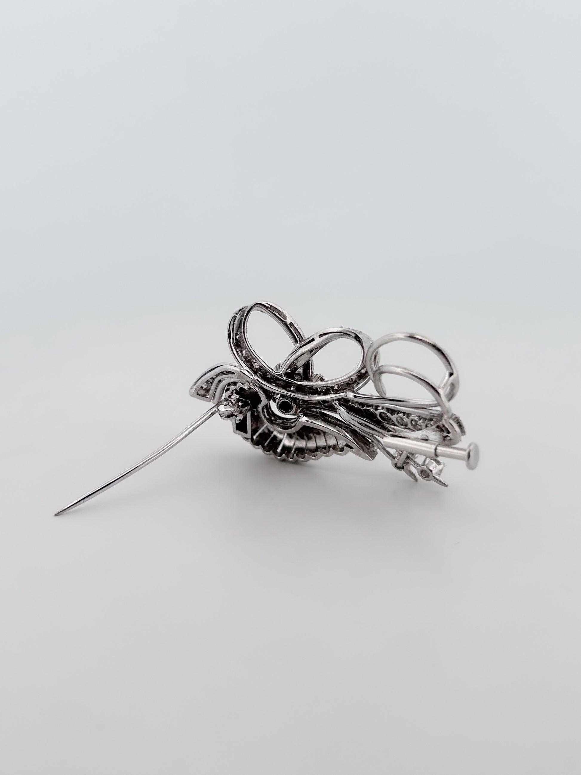 Comprar broche antiguo realizado en platino y con diamantes talla brillante. Joyas antiguas y vintage en Barcelona, compro oro y joyas al mejor precio. Ian'Or.