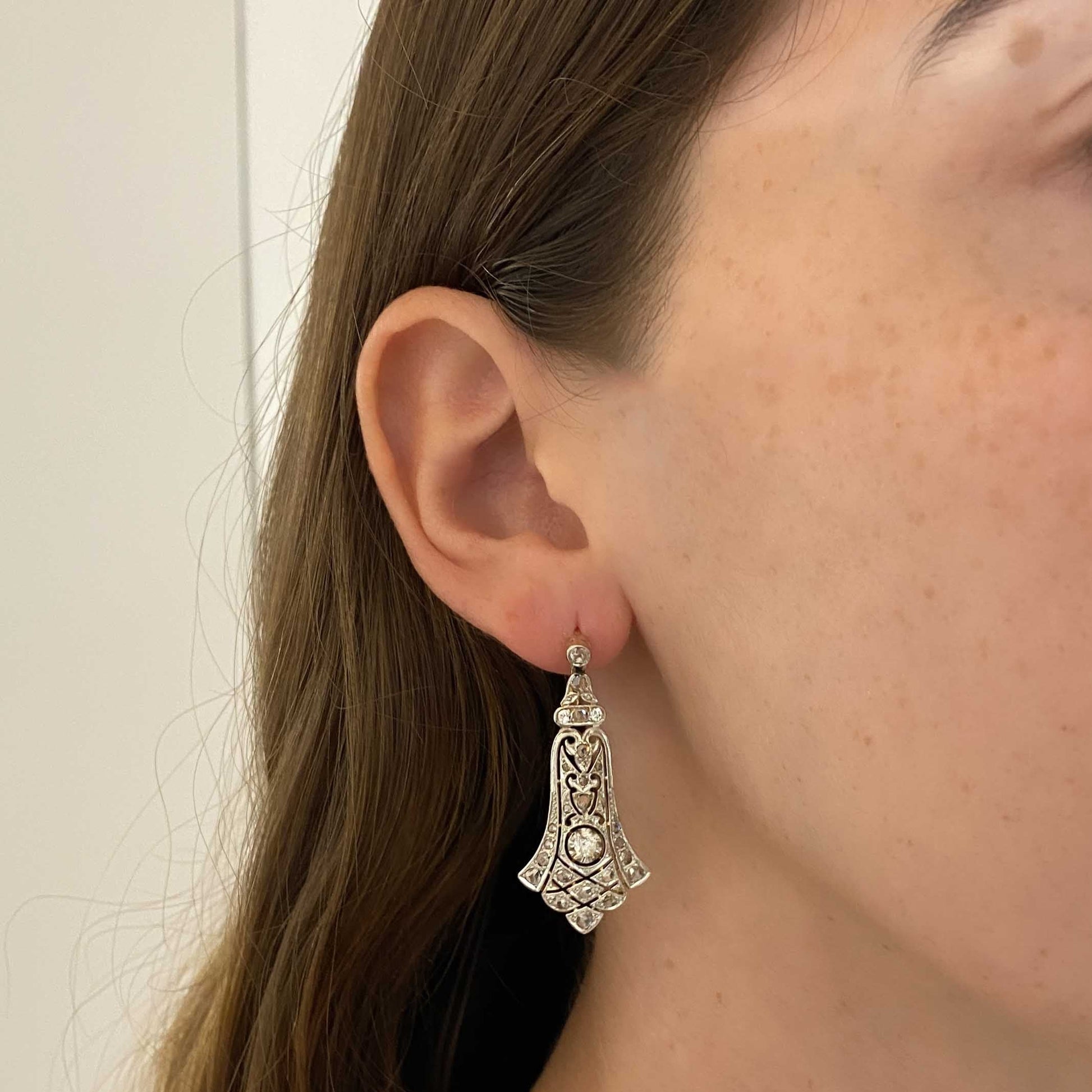 Comprar pendientes largos vintage de oro amarillo de 18kt con diamantes talla antigua engastados en platino. Cierre catalán. Joyería Ian'Or. Envío GRATIS.