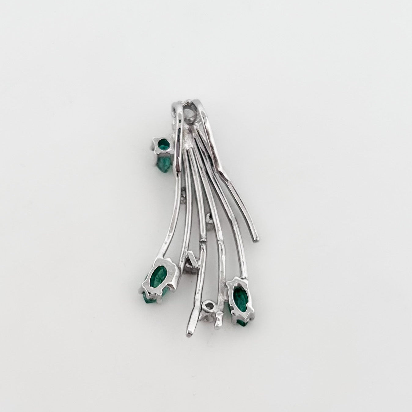 Comprar colgante antiguo de oro blanco 18kt con brillante central engastado en grapas, 6 diamantes a lo largo del abanico y 3 esmeraldas talla marquise.

