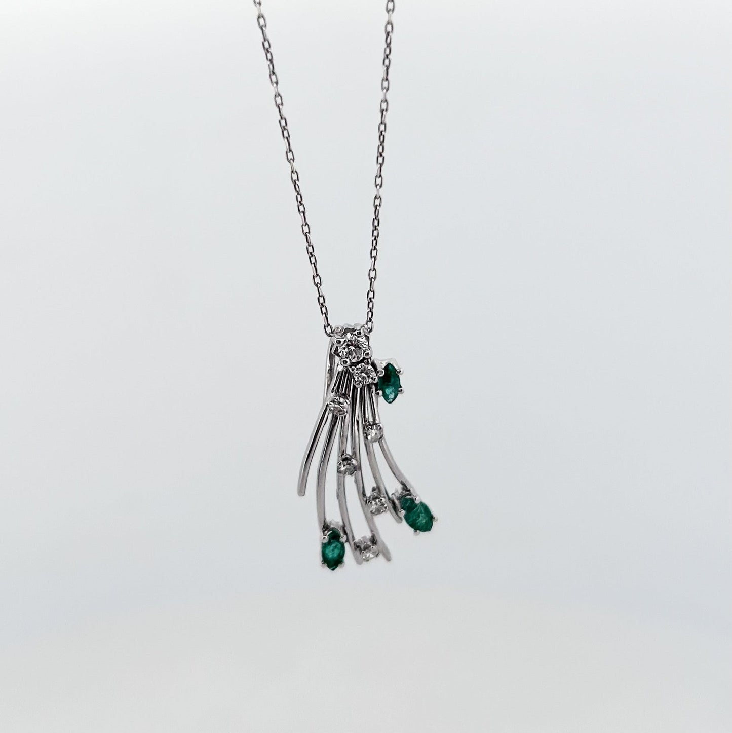 Comprar colgante antiguo de oro blanco 18kt con brillante central engastado en grapas, 6 diamantes a lo largo del abanico y 3 esmeraldas talla marquise.

