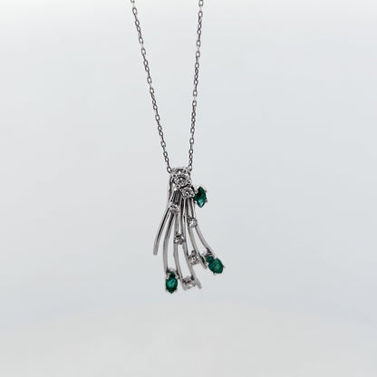 Comprar colgante antiguo de oro blanco 18kt con brillante central engastado en grapas, 6 diamantes a lo largo del abanico y 3 esmeraldas talla marquise.

