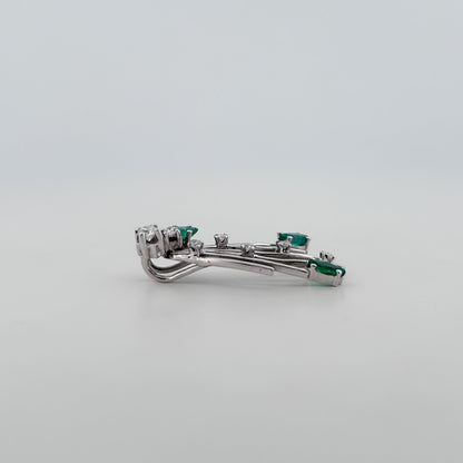 Comprar colgante antiguo de oro blanco 18kt con brillante central engastado en grapas, 6 diamantes a lo largo del abanico y 3 esmeraldas talla marquise.
