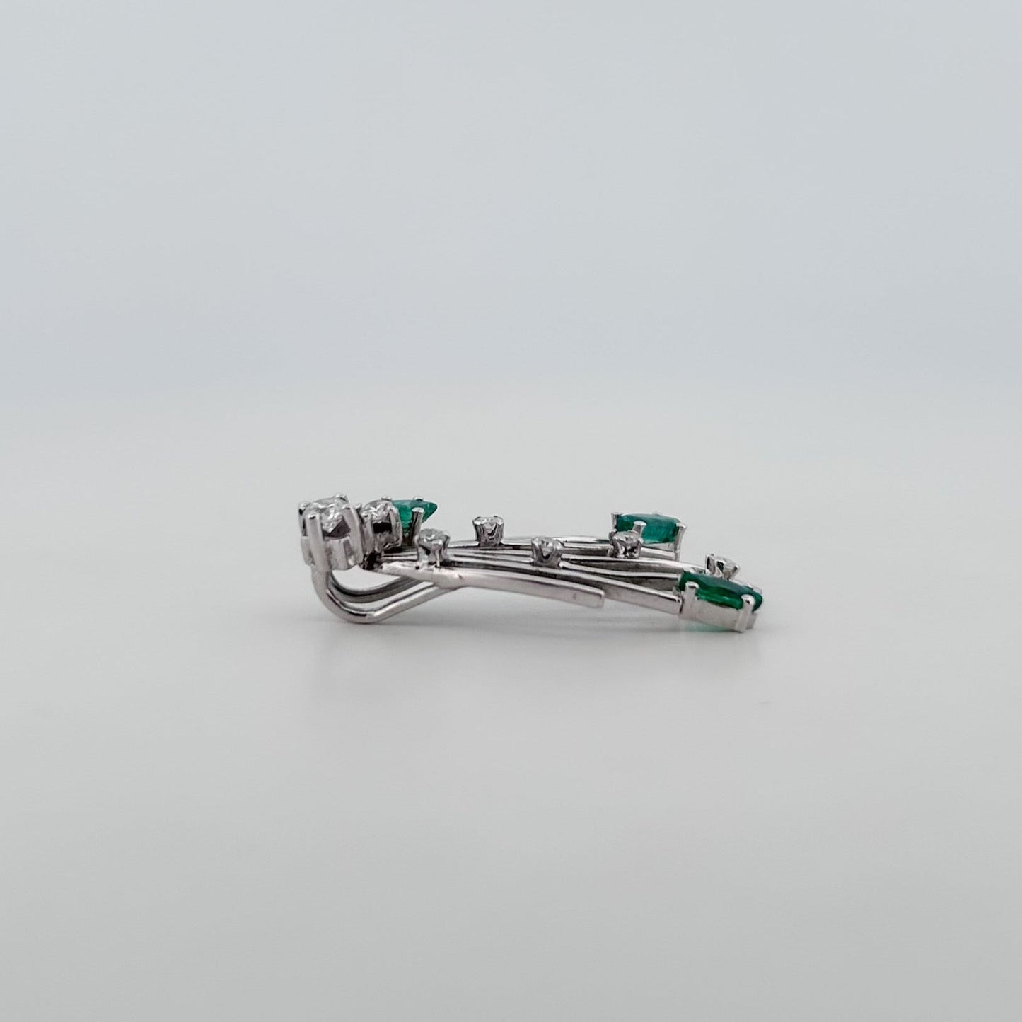 Comprar colgante antiguo de oro blanco 18kt con brillante central engastado en grapas, 6 diamantes a lo largo del abanico y 3 esmeraldas talla marquise.
