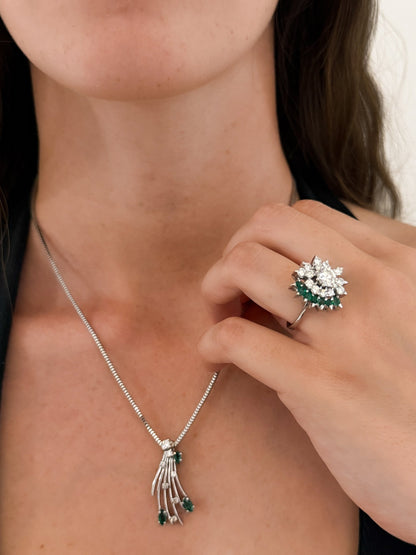 Comprar colgante antiguo de oro blanco 18kt con brillante central engastado en grapas, 6 diamantes a lo largo del abanico y 3 esmeraldas talla marquise.

