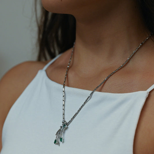 Comprar colgante antiguo de oro blanco 18kt con brillante central engastado en grapas, 6 diamantes a lo largo del abanico y 3 esmeraldas talla marquise.
