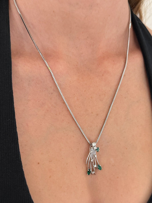 Comprar colgante antiguo de oro blanco 18kt con brillante central engastado en grapas, 6 diamantes a lo largo del abanico y 3 esmeraldas talla marquise.

