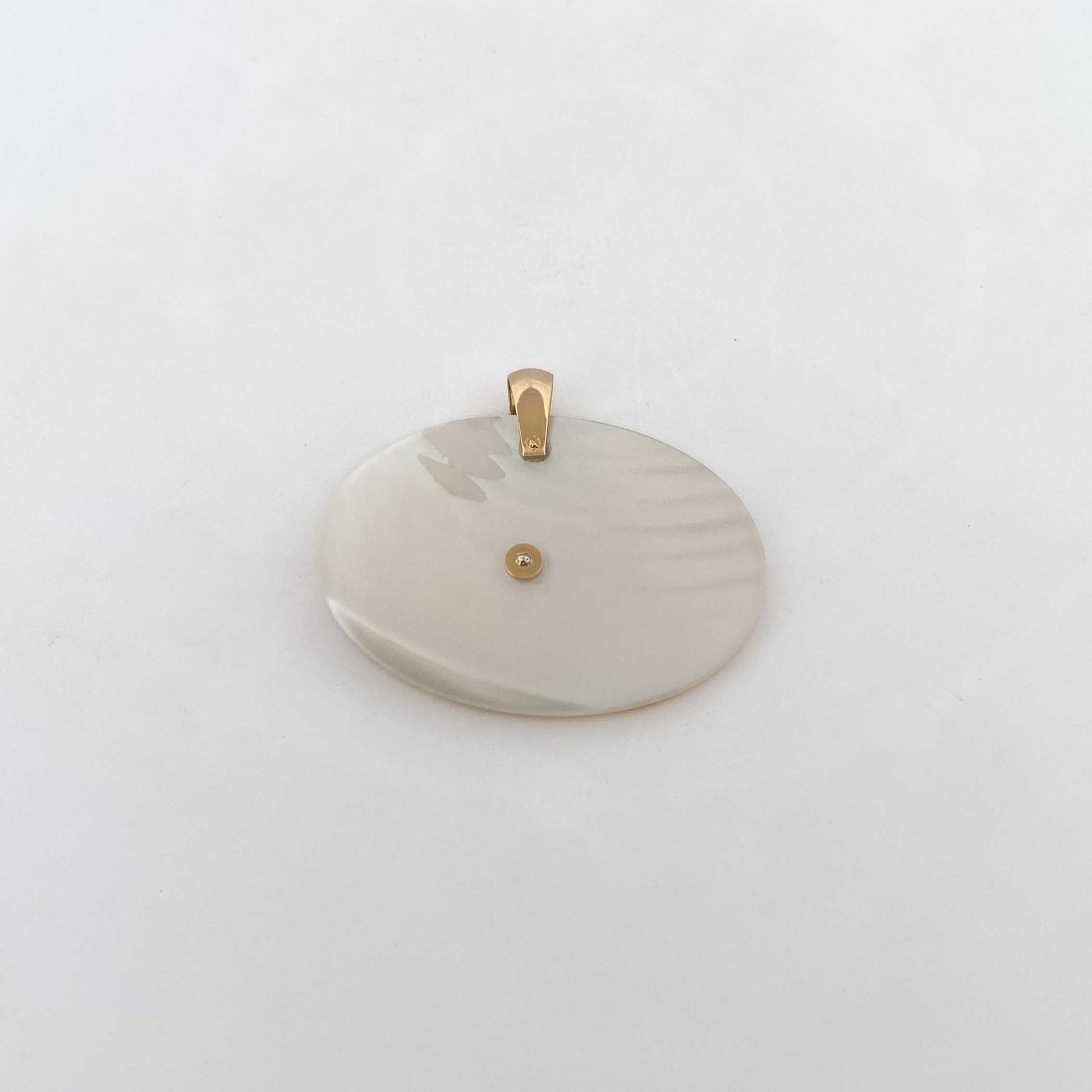 Comprar colgante en forma de flor de la firma Antonelli realizado en oro de 18kt, un diamante central y madreperla. Joyería Ian'Or. Envío GRATIS.