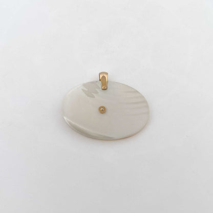 Comprar colgante en forma de flor de la firma Antonelli realizado en oro de 18kt, un diamante central y madreperla. Joyería Ian'Or. Envío GRATIS.