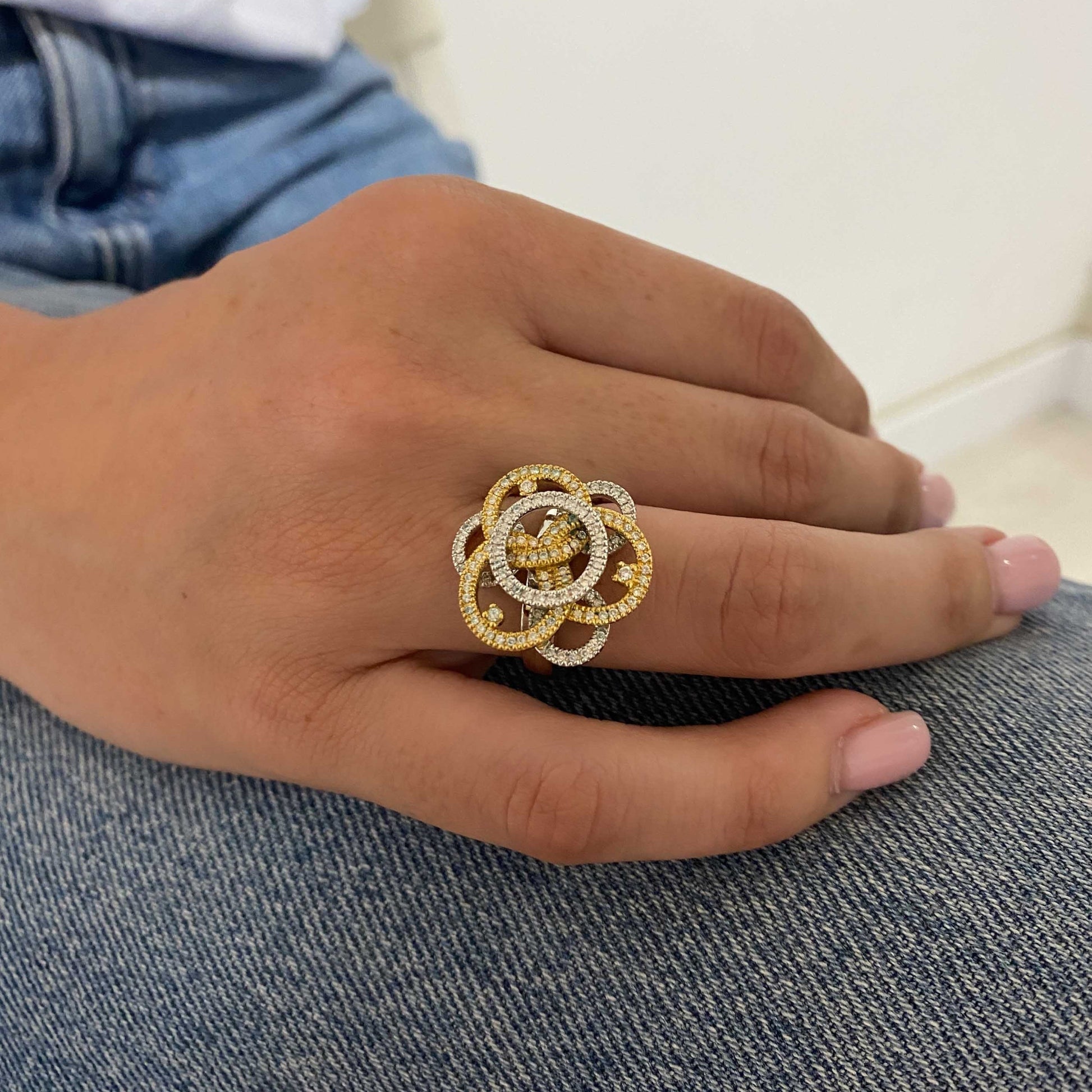 Comprar sortija en forma de flor realizada en oro blanco y amarillo de 18kt con diamantes. Joyería compro oro Ian'Or. Joyas acondicionadas. Envío GRATIS.
