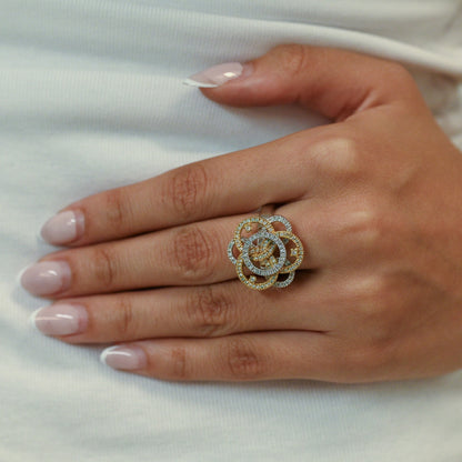 Comprar sortija en forma de flor realizada en oro blanco y amarillo de 18kt con diamantes. Joyería compro oro Ian'Or. Joyas acondicionadas. Envío GRATIS.