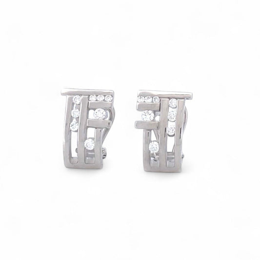 Comprar pendientes de oro blanco de 18kt con 8 diamantes talla brillante en cada pendiente. Cierre tipo omega. Joyas con diamantes baratas. Joyería Ian'Or.
